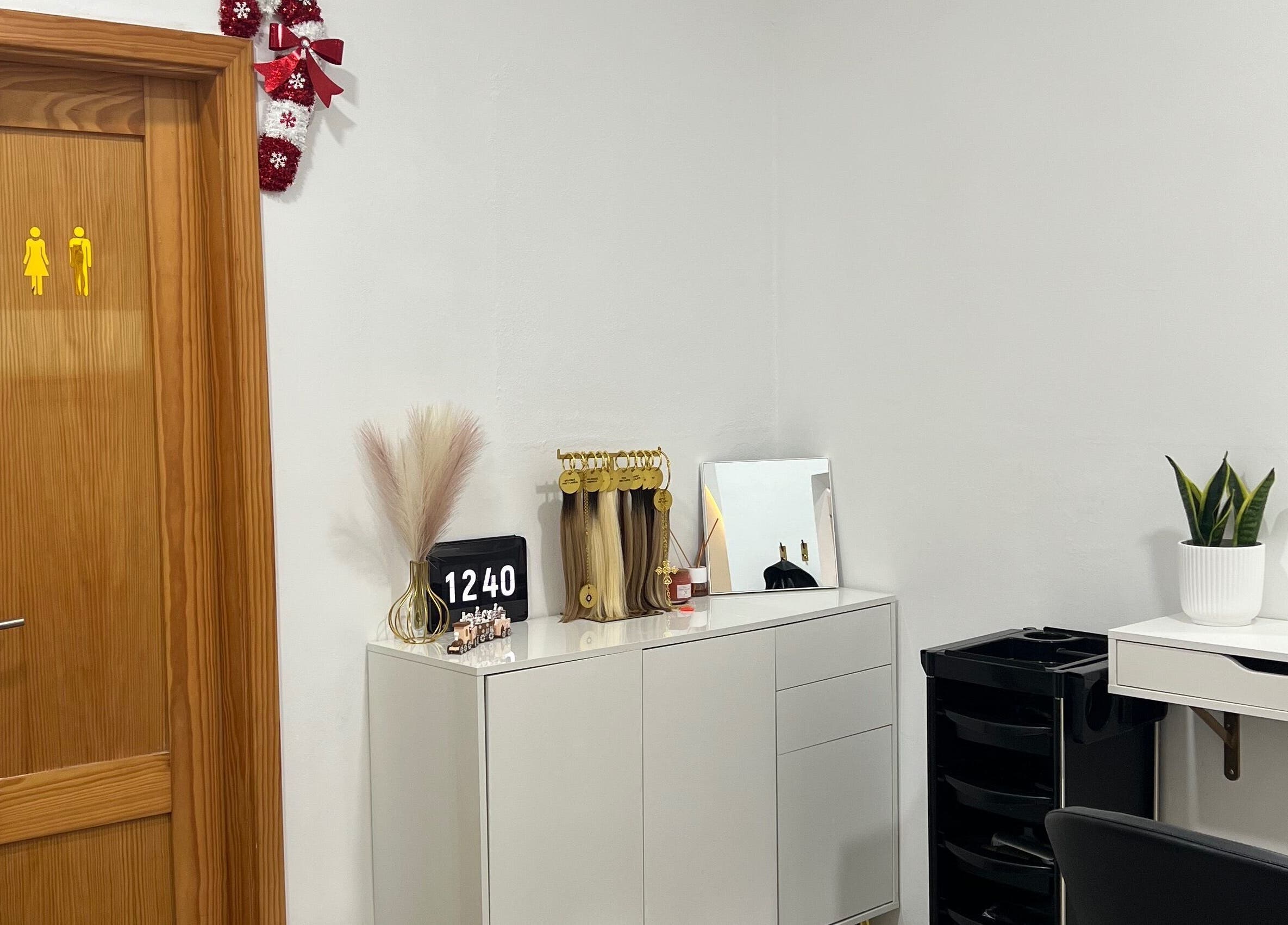 Interior elegante do Luvly.Hair Studio em Viana Do Castelo, PT com decoração refinada e espelho moderno.