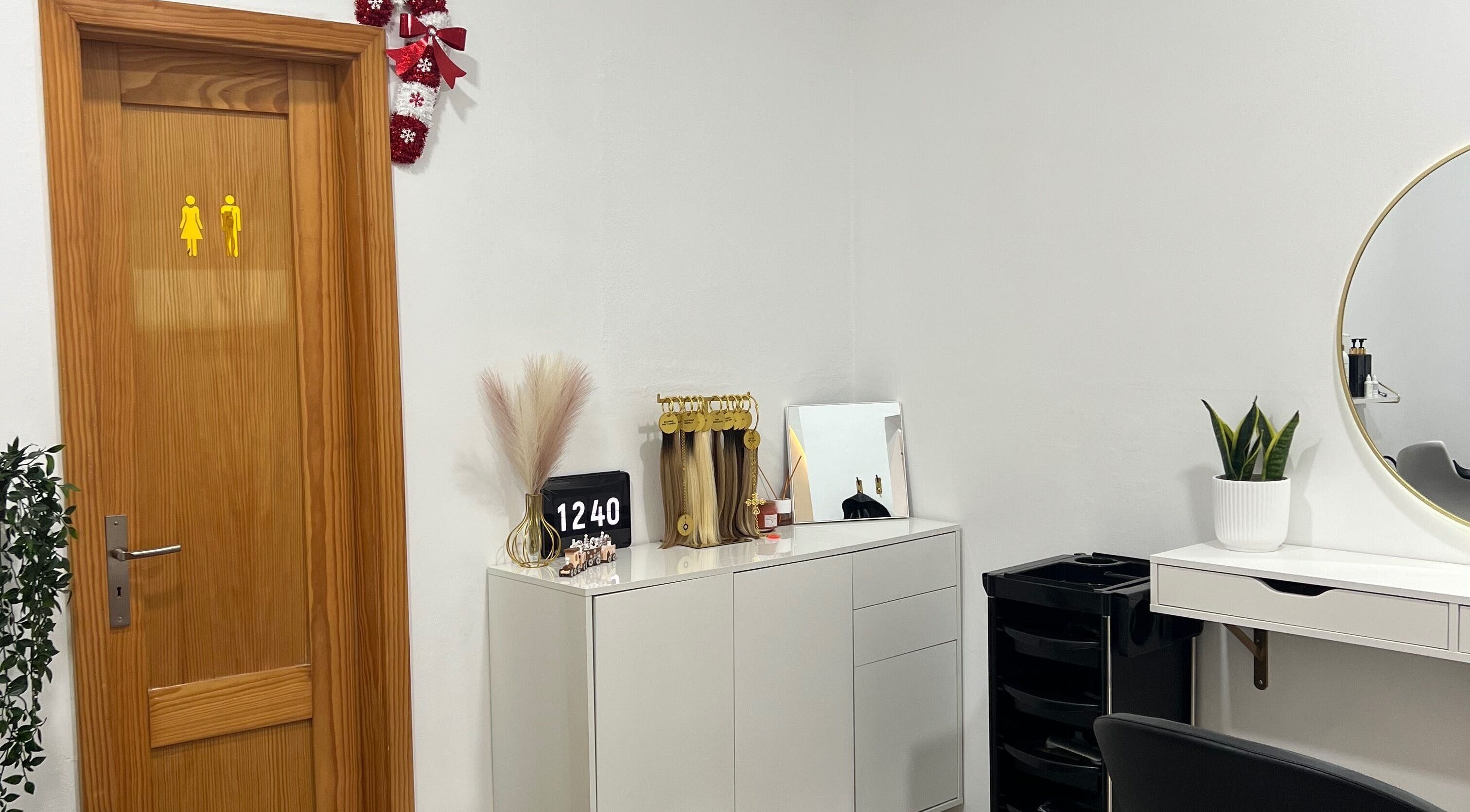 Interior elegante do Luvly.Hair Studio em Viana Do Castelo, PT com decoração refinada e espelho moderno.