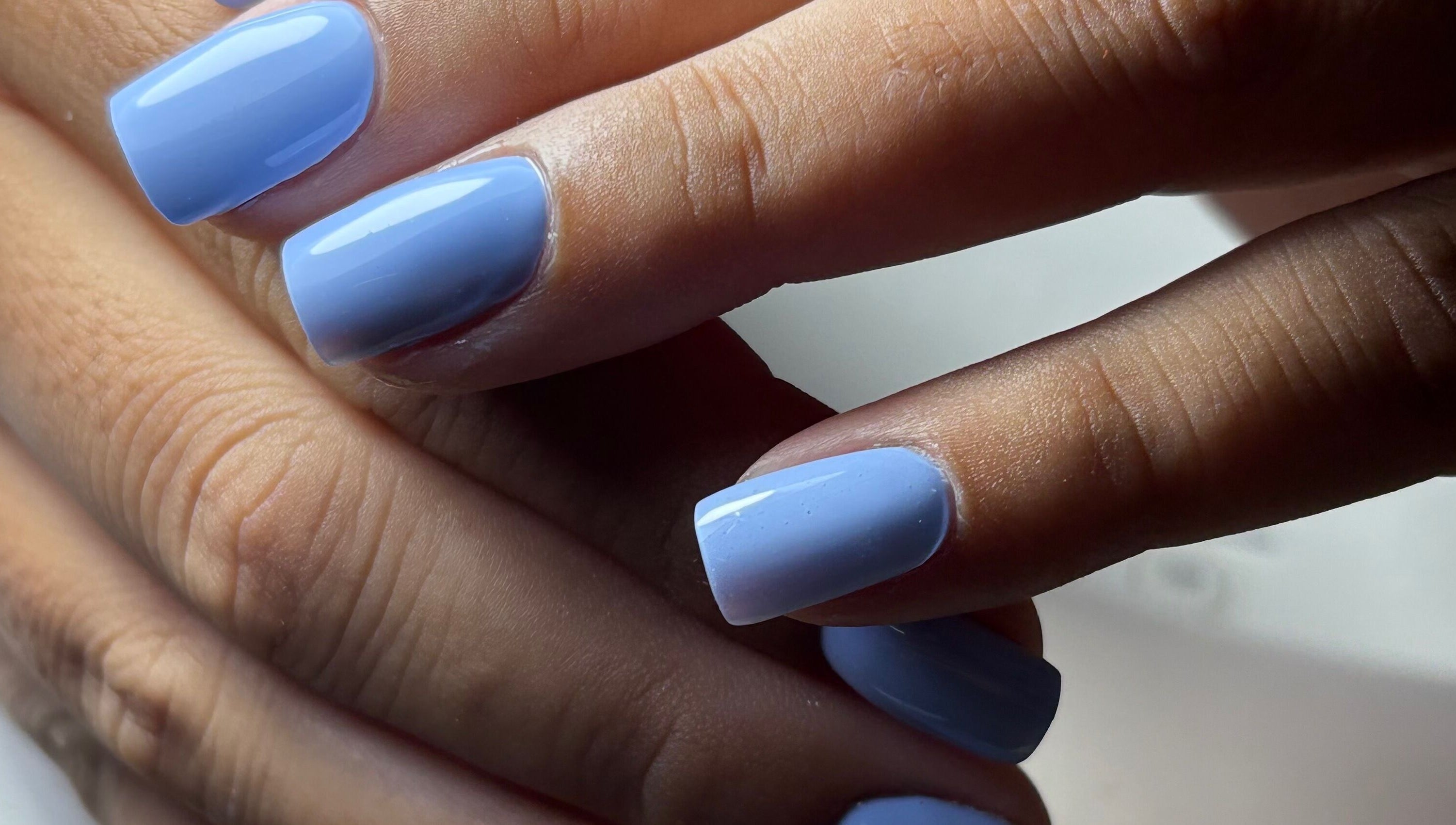 Elegant blue manicured nails at Serenity Nails, Chang Wat Surat Thani, for a refined look.
