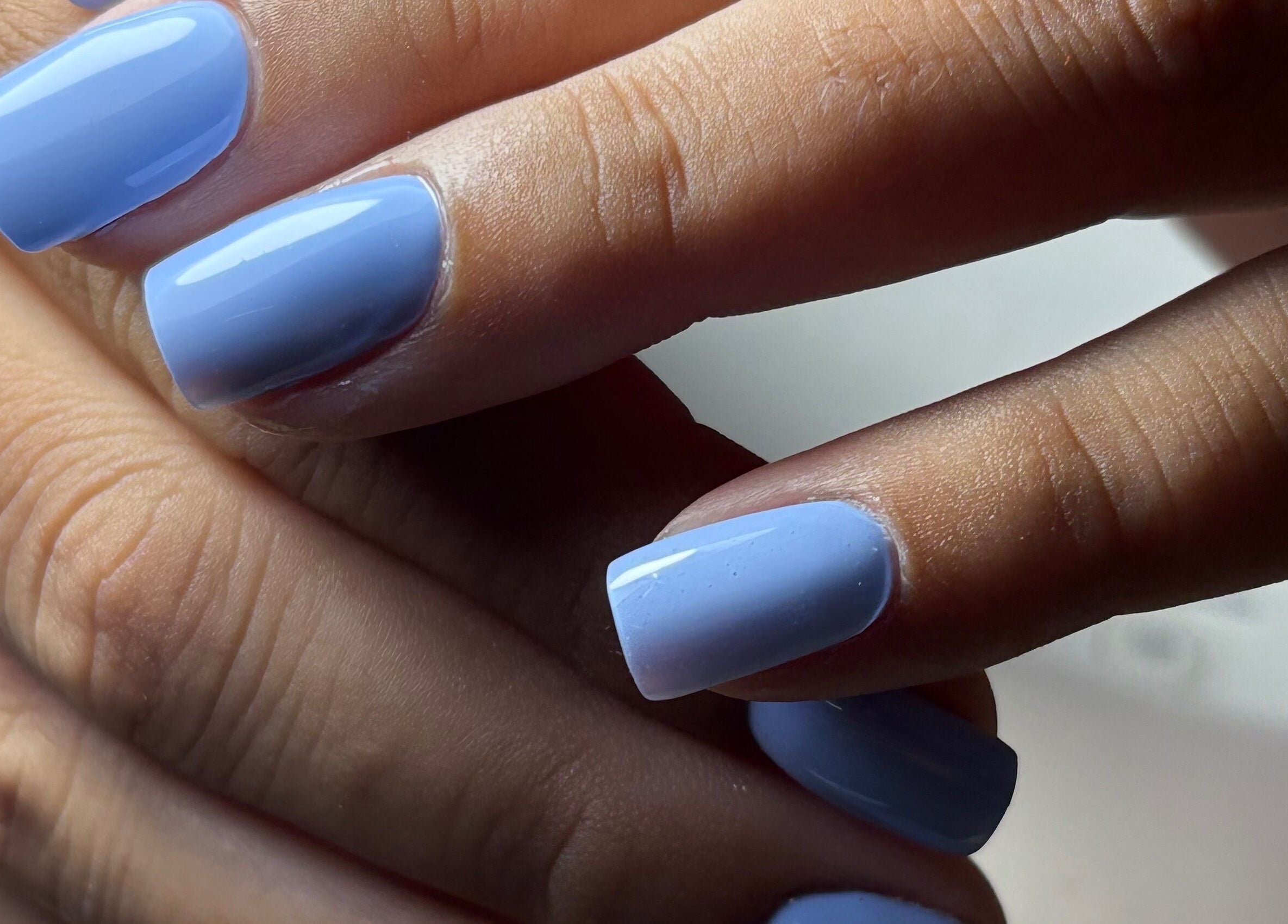 Elegant blue manicured nails at Serenity Nails, Chang Wat Surat Thani, for a refined look.