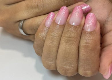 Unhas com esmalte rosa brilhante na Denise Alves, Guimarães, Braga, PT, destacando elegância.