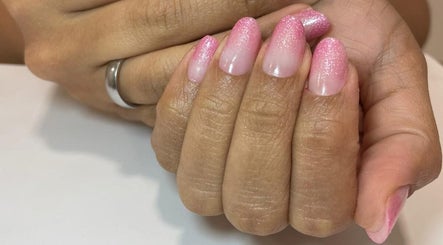 Unhas com esmalte rosa brilhante na Denise Alves, Guimarães, Braga, PT, destacando elegância.