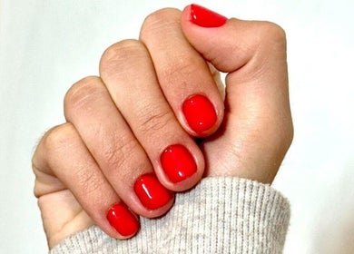 Esmalte vermelho vibrante no salão Denise Alves, Guimarães, Braga, PT.