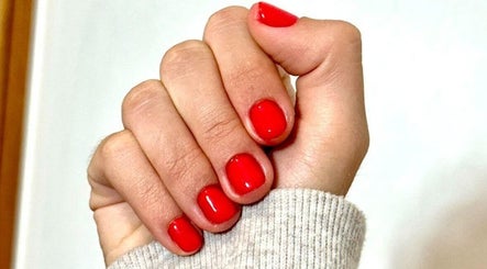 Esmalte vermelho vibrante no salão Denise Alves, Guimarães, Braga, PT.