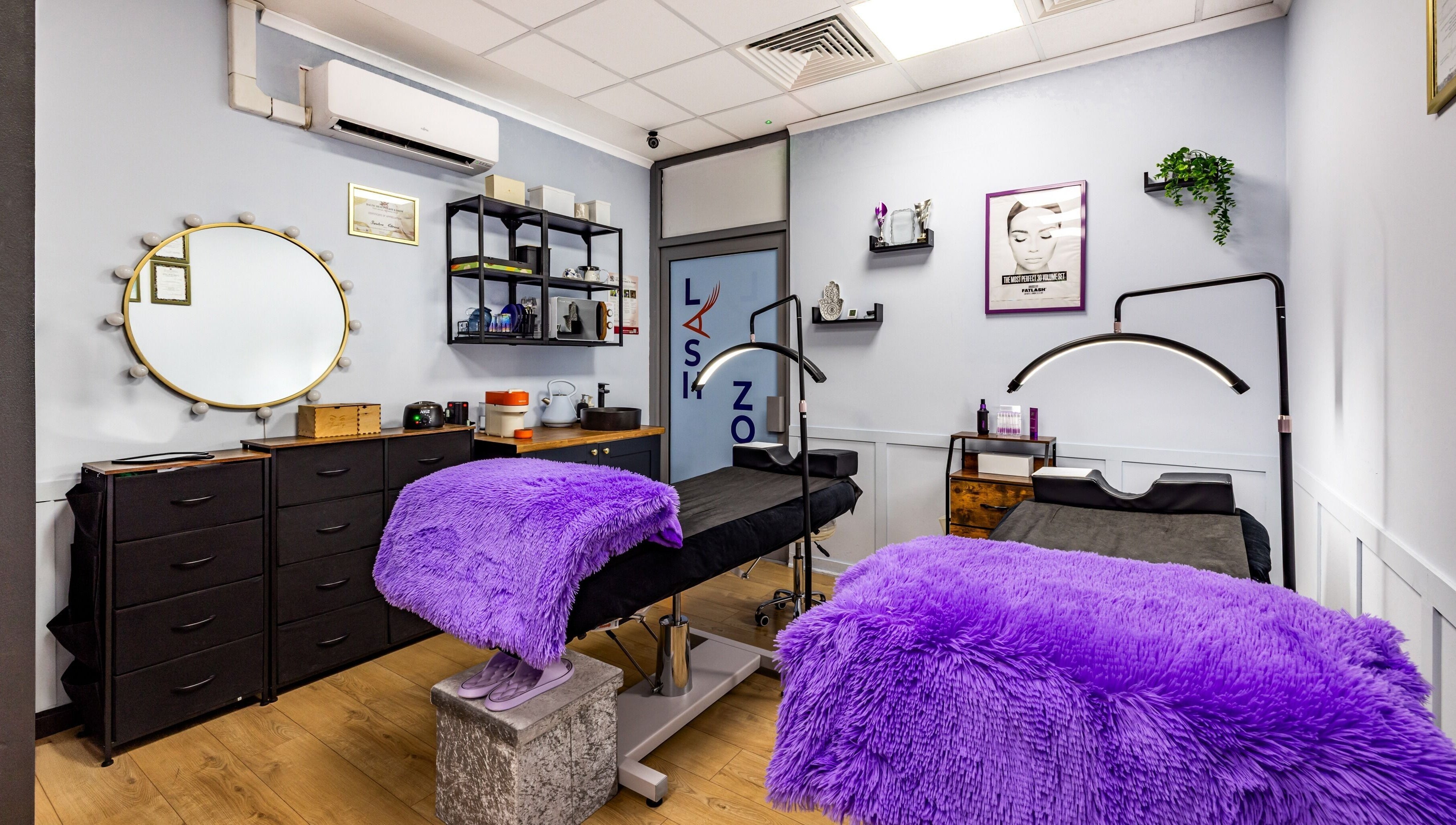 Lash Zone London serene room with plush purple blankets in London, England, GB, perfect for relaxation.