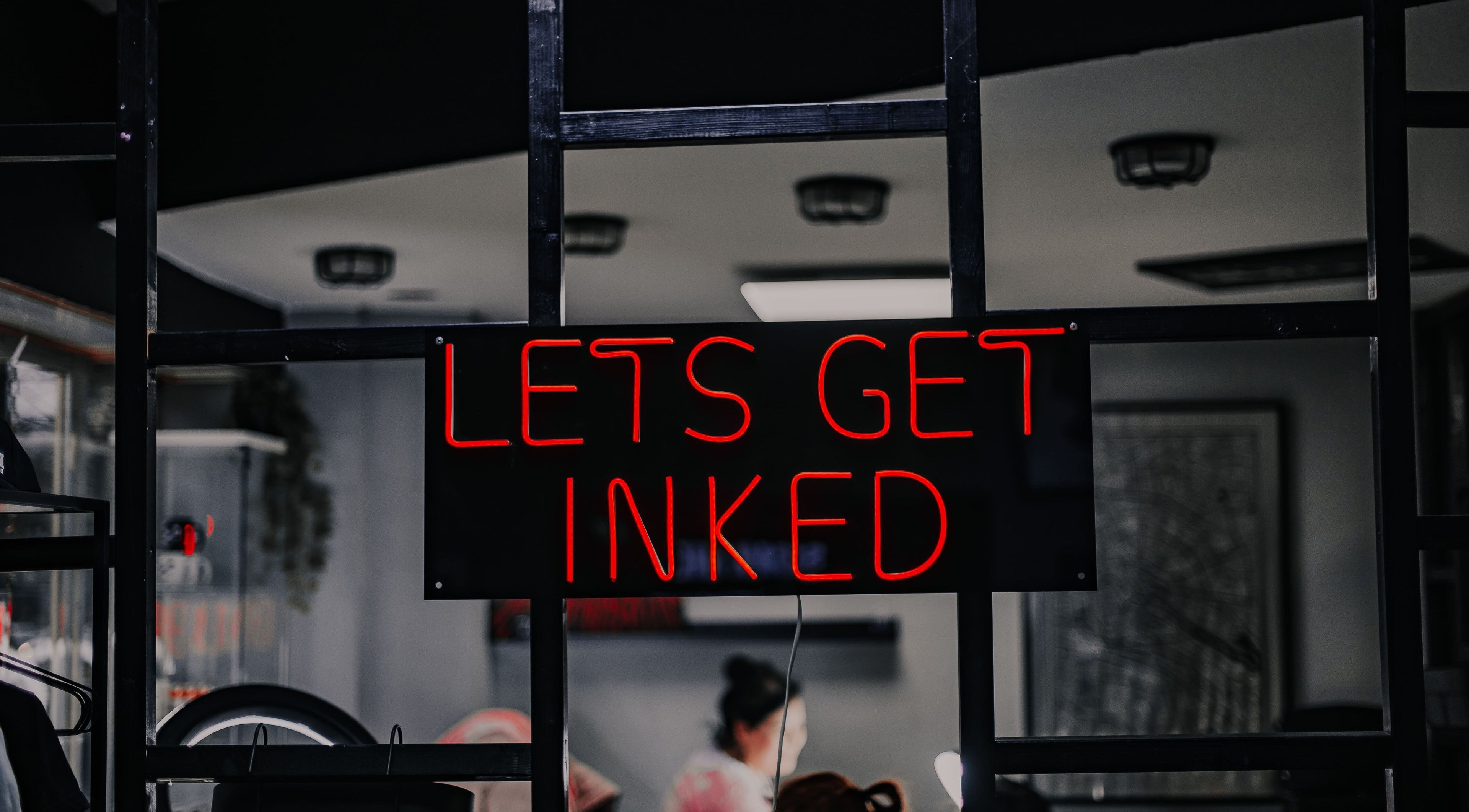 Leuchtendes Neon-Schild in VeAn TATTOO Berlin RED, Berlin, Berlin, DE.