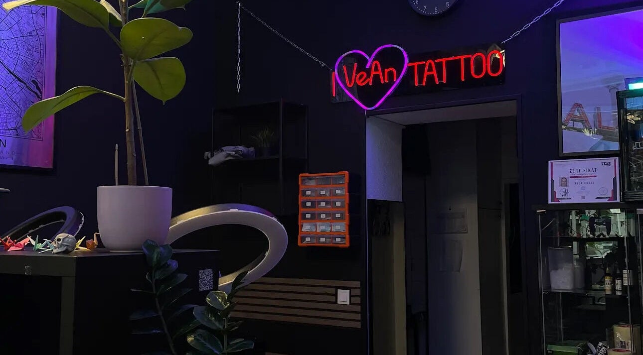 Innenraum von VeAn Tattoo Berlin Black mit Neonlicht in Berlin, Berlin, DE. Moderne und einladende Atmosphäre.