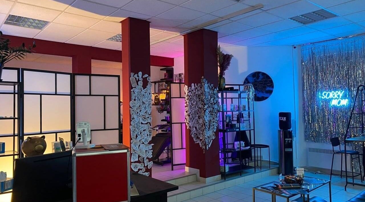 Modernes und stilvolles Interieur bei Vean TATTOO Gotha, Gotha, Thüringen, DE mit auffälliger Dekoration.