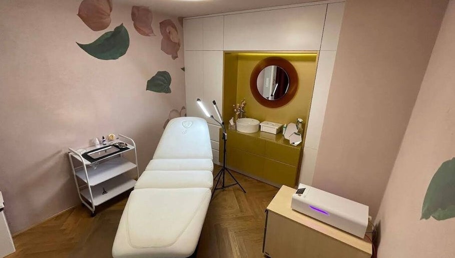 Behandlungsraum bei VeAn Tattoo Kassel in Kassel, Hessen, DE mit Massageliege und stilvollem Ambiente.