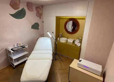 Behandlungsraum bei VeAn Tattoo Kassel in Kassel, Hessen, DE mit Massageliege und stilvollem Ambiente.