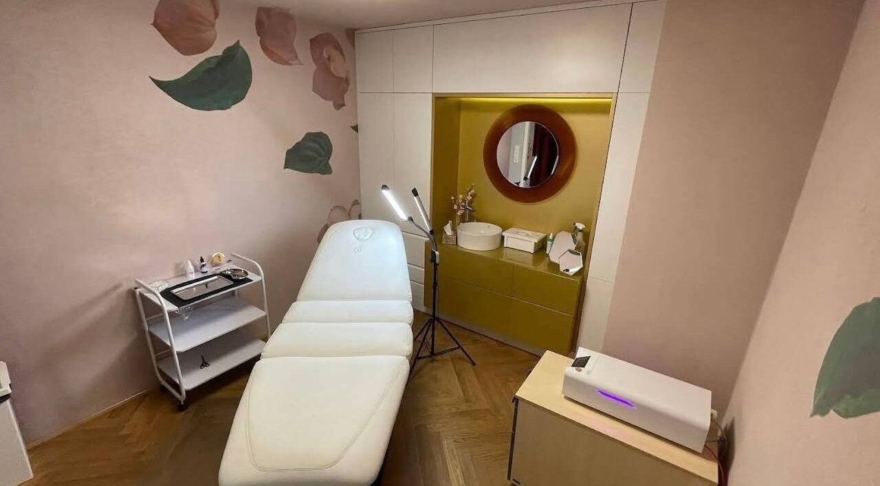 Behandlungsraum bei VeAn Tattoo Kassel in Kassel, Hessen, DE mit Massageliege und stilvollem Ambiente.