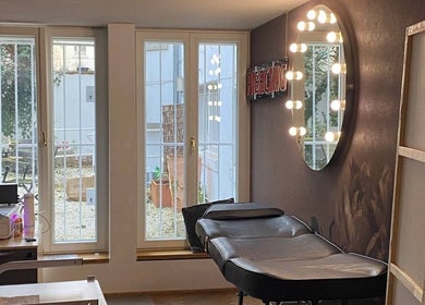 Stilvoller Bereich im VeAn Tattoo Kassel mit großem Spiegel und Liege, Kassel, Hessen, DE.
