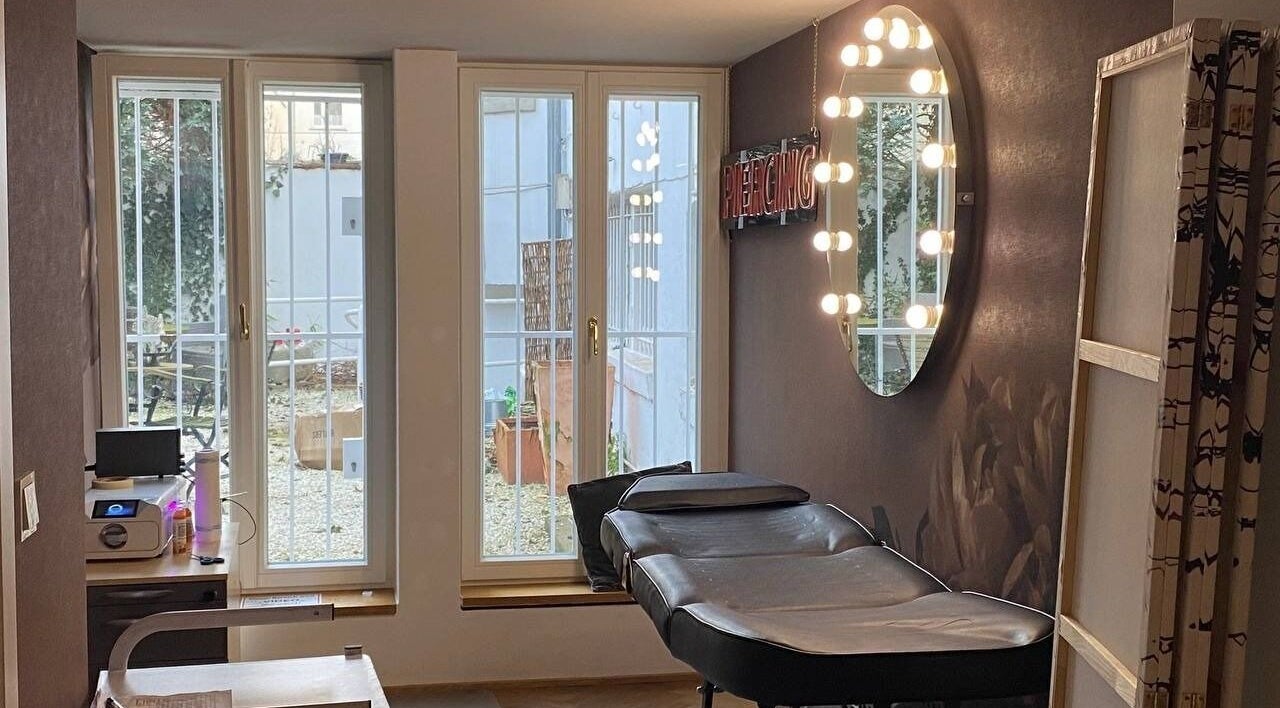 Stilvoller Bereich im VeAn Tattoo Kassel mit großem Spiegel und Liege, Kassel, Hessen, DE.