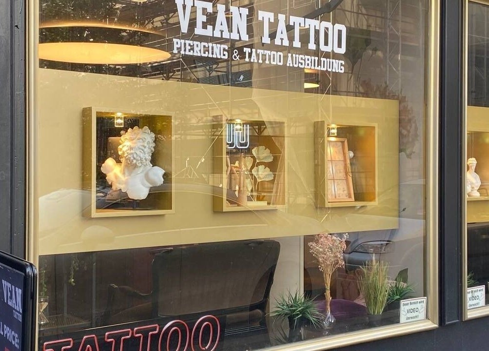 Schaufenster von VeAn Tattoo Kassel in Kassel, Hessen, DE mit künstlerischen Dekorationen.