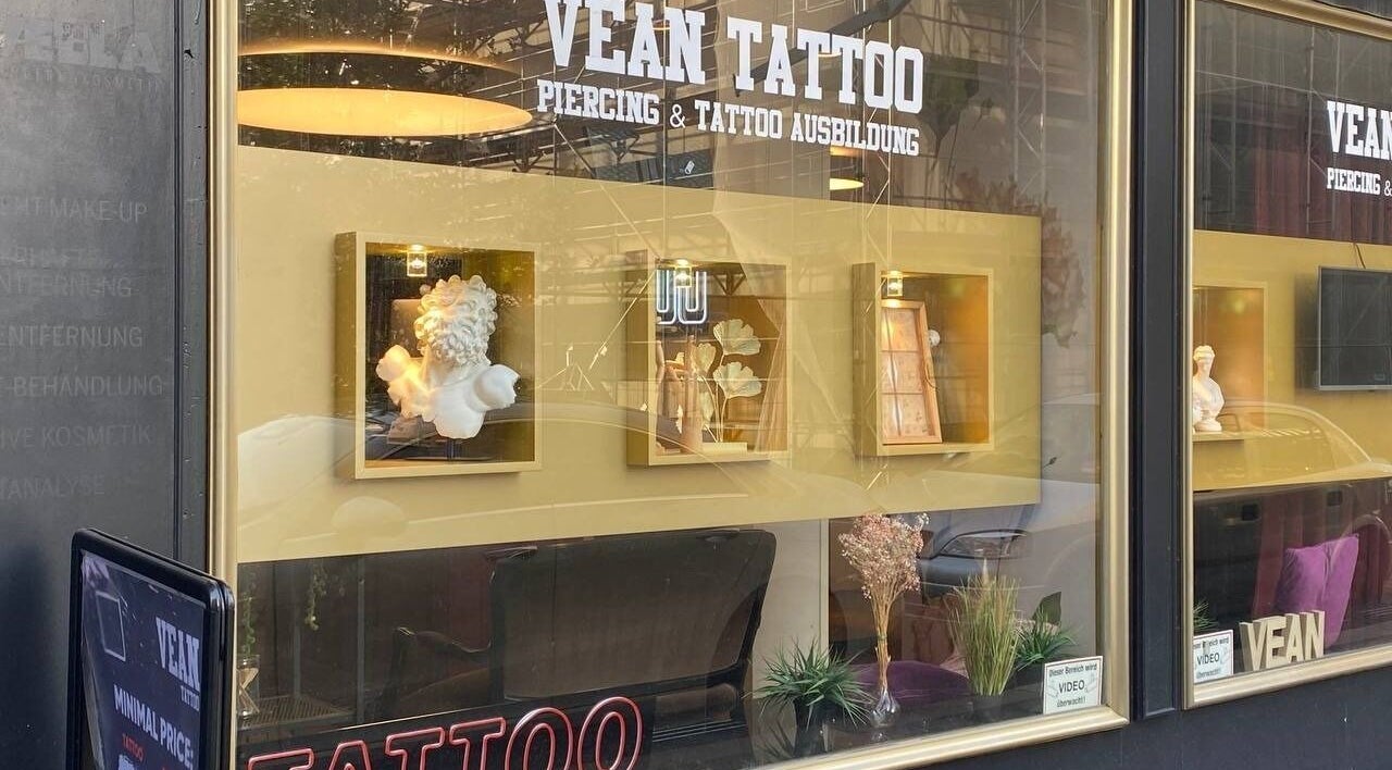 Schaufenster von VeAn Tattoo Kassel in Kassel, Hessen, DE mit künstlerischen Dekorationen.