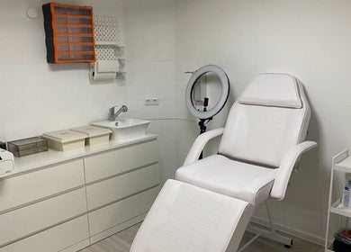 Modernes Studio bei VeAn Tattoo Regensburg, Regensburg, Bayern, DE, mit komfortablem weißem Behandlungsstuhl.