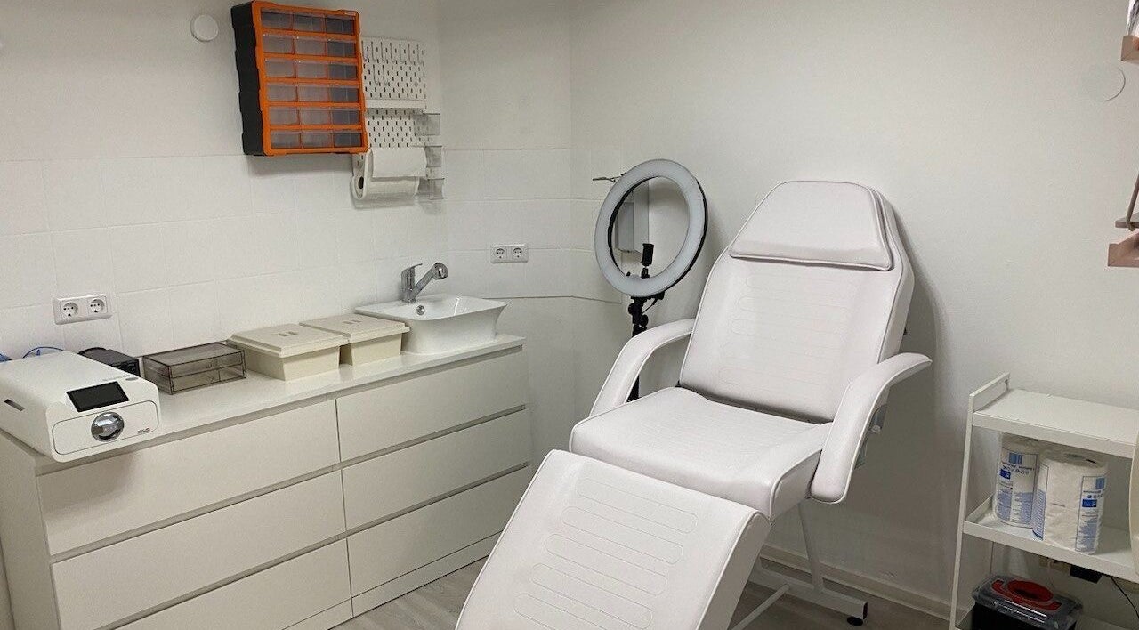 Modernes Studio bei VeAn Tattoo Regensburg, Regensburg, Bayern, DE, mit komfortablem weißem Behandlungsstuhl.