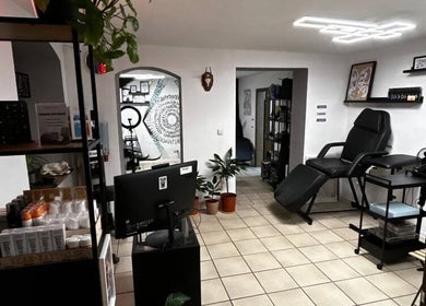 Innenraum von VeAn Tattoo Regensburg in Regensburg, Bayern, DE, zeigt moderne Einrichtung und Tattoo-Ausrüstung.