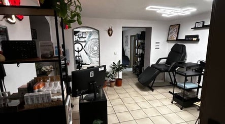 Innenraum von VeAn Tattoo Regensburg in Regensburg, Bayern, DE, zeigt moderne Einrichtung und Tattoo-Ausrüstung.