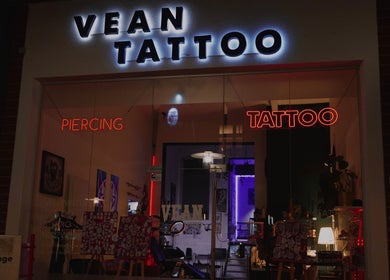 Außenansicht von Vean TATTOO Hannover, beleuchteter Eingang in Hannover, Niedersachsen, DE.