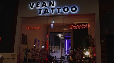 Außenansicht von Vean TATTOO Hannover, beleuchteter Eingang in Hannover, Niedersachsen, DE.