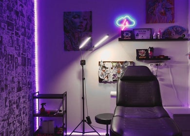 Künstlerisches Neon-Interieur bei Vean TATTOO Hannover, Hannover, Niedersachsen, DE.