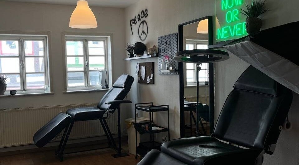 Elegante Einrichtung bei VeAn Tattoo Wolfenbüttel, Niedersachsen, DE mit stilvollen Tätowierstühlen.