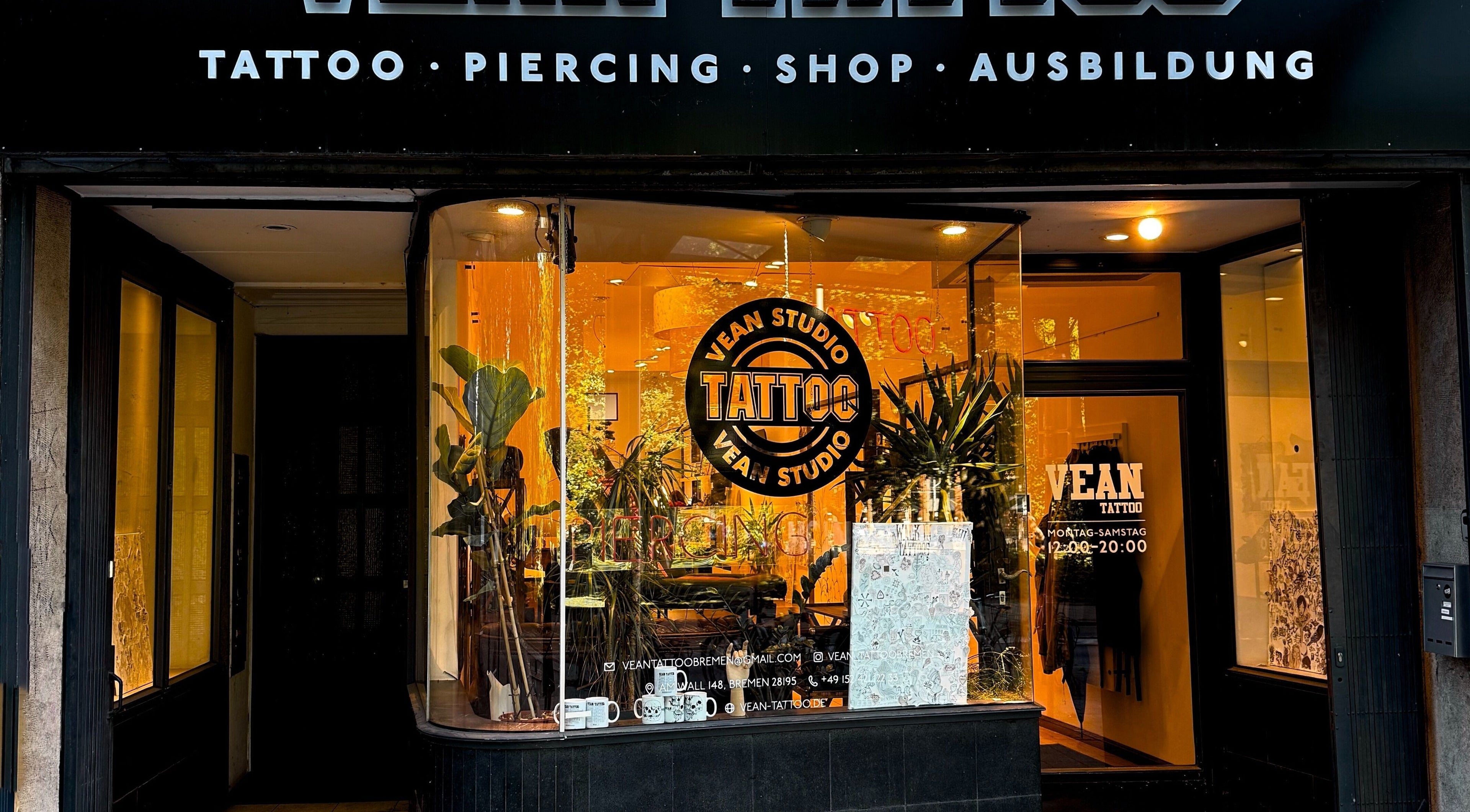 Außenansicht von VEAN TATTOO Bremen in Bremen, Bremen, DE mit stilvollem Eingang und Schaufenster.