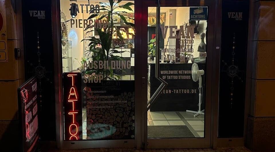 Frontansicht von VeAn Tattoo Dresden bei Nacht, mit beleuchteten Schildern in Dresden, Sachsen, DE.