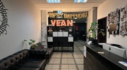 Innenansicht von VeAn Tattoo Dresden, stilvoller Empfangsbereich in Dresden, Sachsen, DE.
