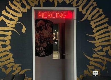 VeAn Tattoo Dresden Eingangsbereich mit Neon-Piercing-Schild, Dresden, Sachsen, DE.