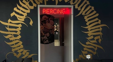 VeAn Tattoo Dresden Eingangsbereich mit Neon-Piercing-Schild, Dresden, Sachsen, DE.