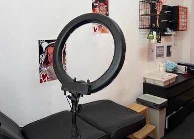 Innenbereich von VeAn Tattoo Braunschweig, Niedersachsen, DE mit Beleuchtungsring und Möbeln.