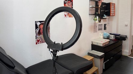 Innenbereich von VeAn Tattoo Braunschweig, Niedersachsen, DE mit Beleuchtungsring und Möbeln.