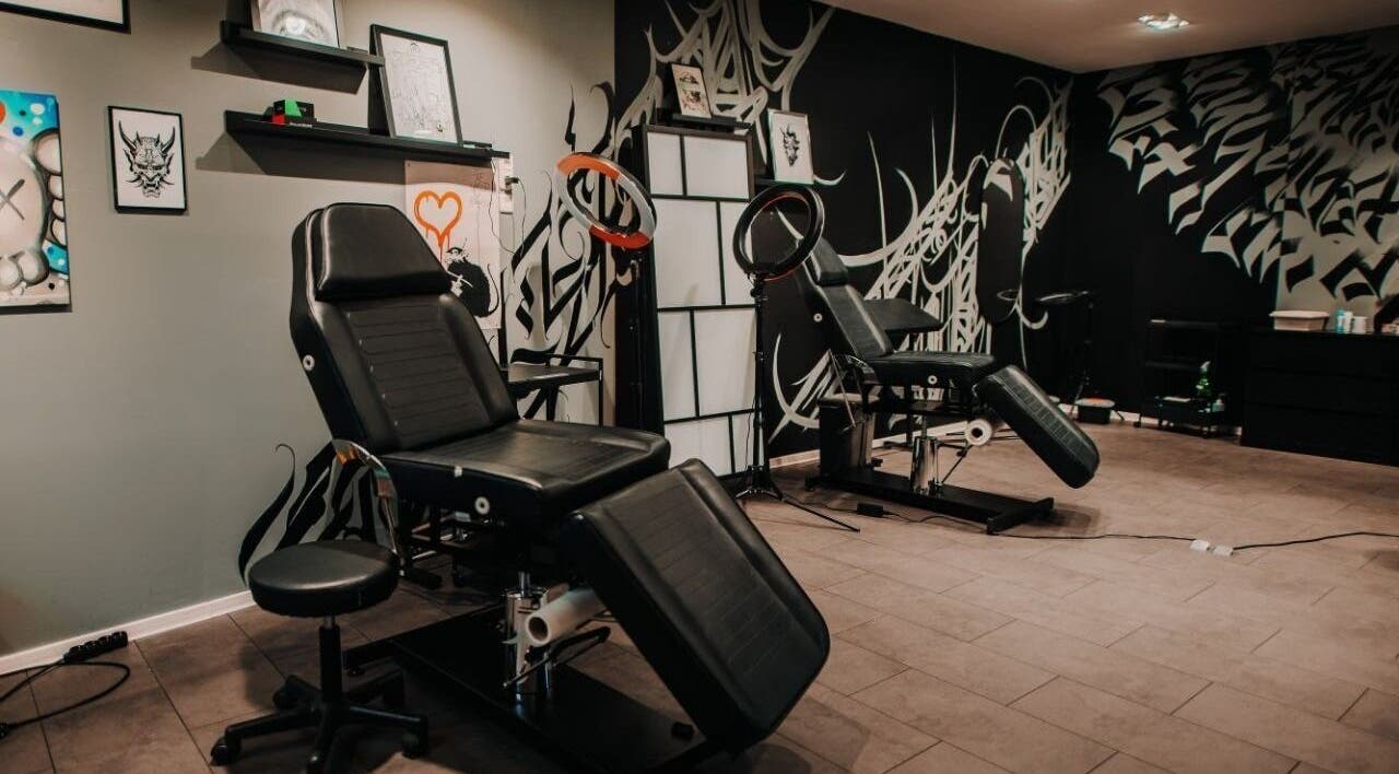 Innenansicht von VeAn TATTOO Nürnberg in Nürnberg, Bayern, DE mit modernen Tattoo-Stühlen und künstlerische Wandgestaltung.