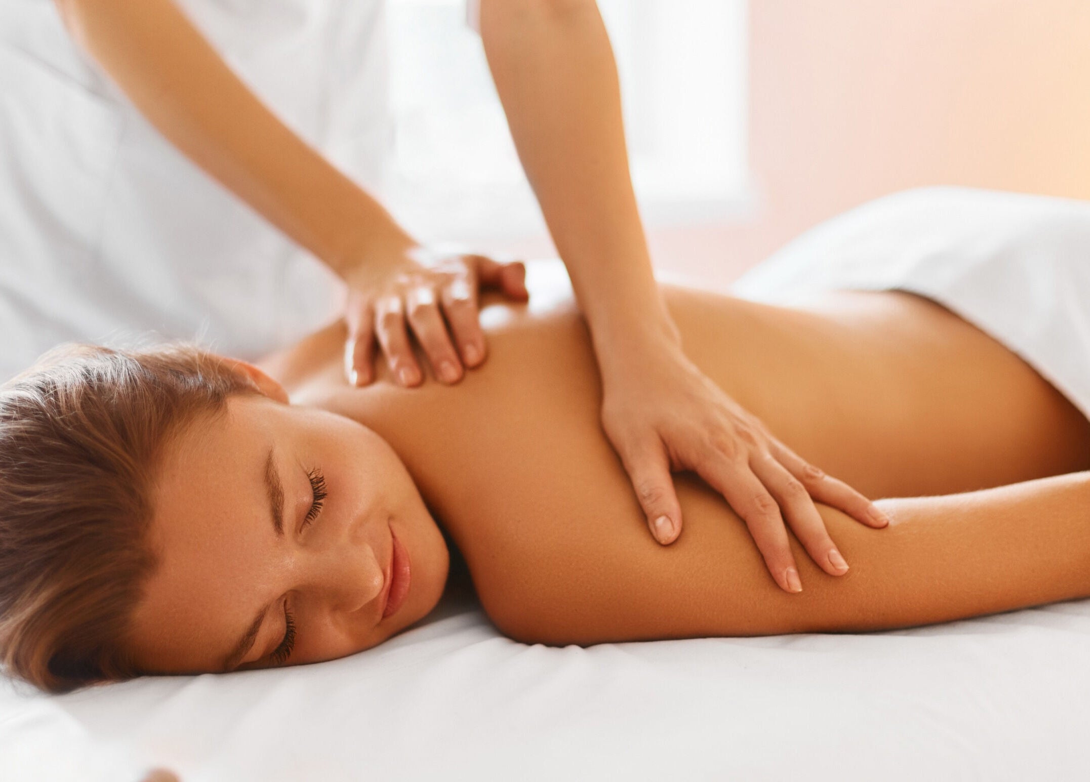 Relaxing massage at Lindsey Turnbull Sports Massage in Devizes, England, GB, enhancing well-being and relaxation.