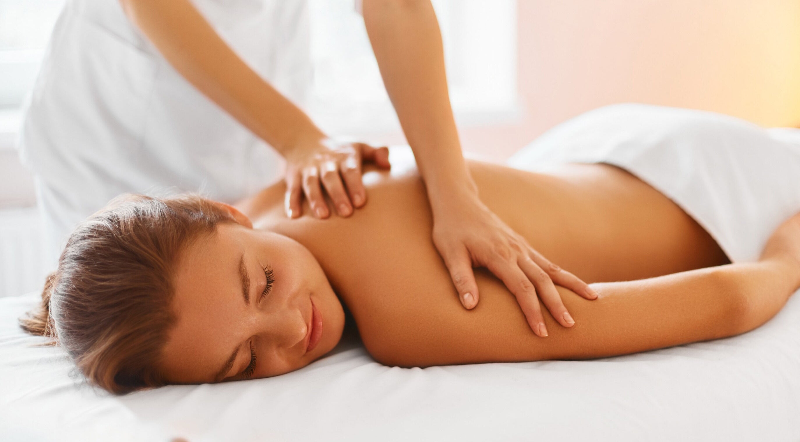 Relaxing massage at Lindsey Turnbull Sports Massage in Devizes, England, GB, enhancing well-being and relaxation.