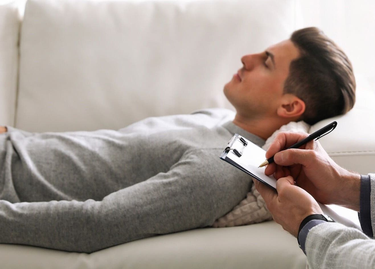 Séance de relaxation chez SGA Hypnothérapie à Tonneins, Nouvelle-Aquitaine, FR, client détendu sur canapé.