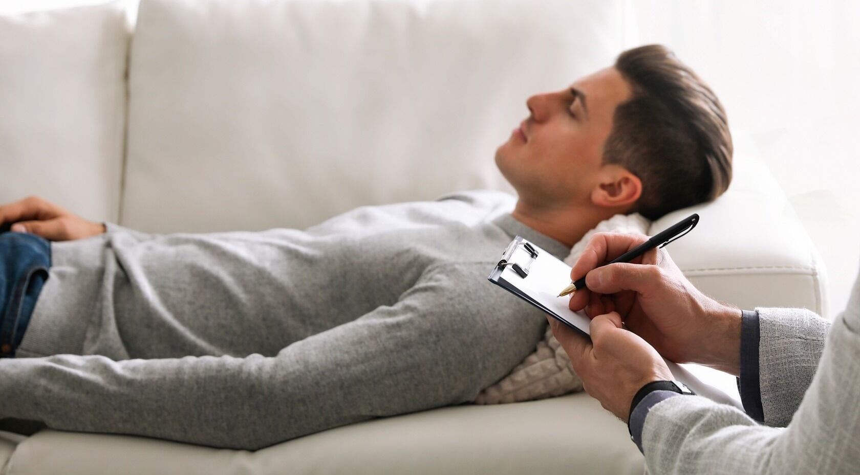 Séance de relaxation chez SGA Hypnothérapie à Tonneins, Nouvelle-Aquitaine, FR, client détendu sur canapé.