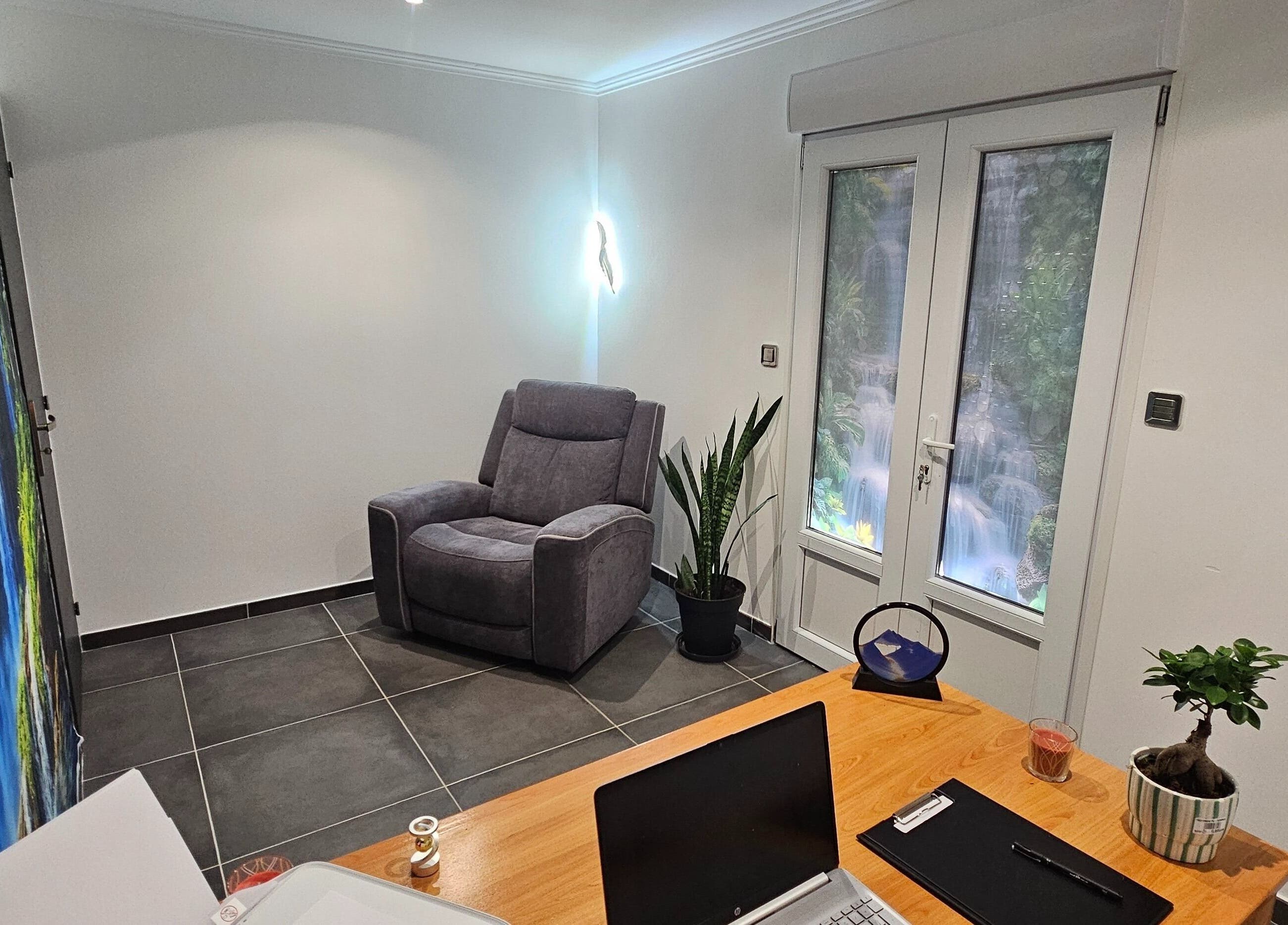 Ambiance relaxante à SGA Hypnothérapie, Tonneins, Nouvelle-Aquitaine, FR. Fauteuil confortable et décor apaisant.