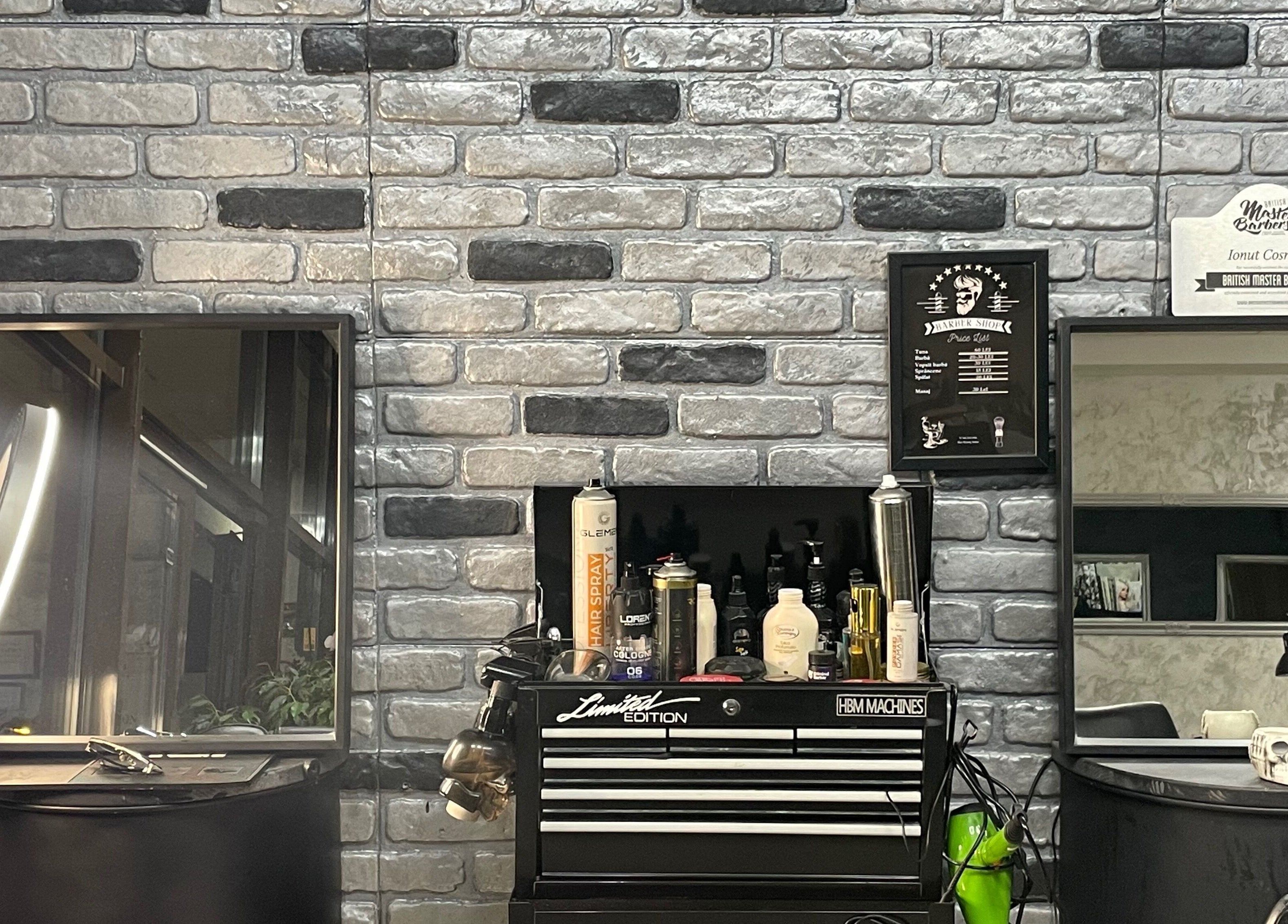 Interior modern Barber din București, București, RO, cu produse de îngrijire pe perete cărămiziu.