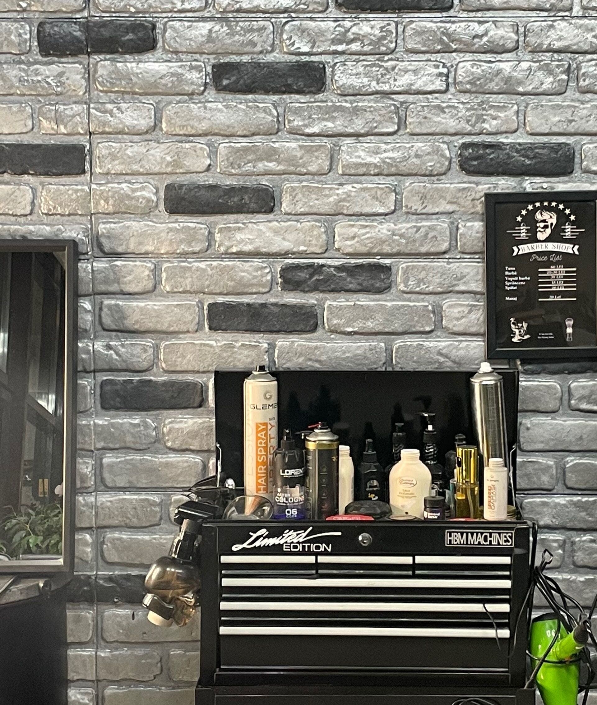 Interior modern Barber din București, București, RO, cu produse de îngrijire pe perete cărămiziu.