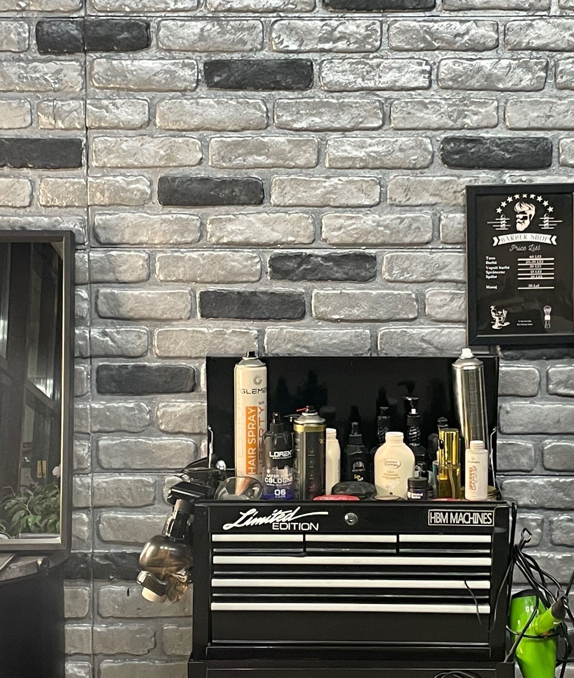 Interior modern Barber din București, București, RO, cu produse de îngrijire pe perete cărămiziu.