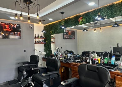 Elegante salón de belleza en DON MORETTI, Tulum, Quintana Roo, MX con sillas modernas y decoración sofisticada.