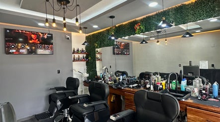 Elegante salón de belleza en DON MORETTI, Tulum, Quintana Roo, MX con sillas modernas y decoración sofisticada.