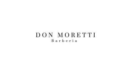 Logo de DON MORETTI, barbería en Tulum, Quintana Roo, MX, destacando su identidad moderna y sofisticada.