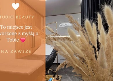 Wystrój wnętrza Studio Beauty w Rybnik, Województwo Śląskie, PL z elegancką aranżacją i ozdobnymi trawami.