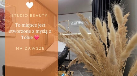 Wystrój wnętrza Studio Beauty w Rybnik, Województwo Śląskie, PL z elegancką aranżacją i ozdobnymi trawami.