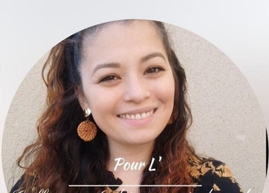 Stylist souriante à Pour L’ - Coiffeuse & Esthéticienne privée, Robion, Provence-alpes-côte D'azur, FR.