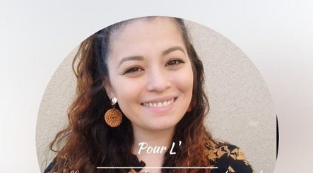 Stylist souriante à Pour L’ - Coiffeuse & Esthéticienne privée, Robion, Provence-alpes-côte D'azur, FR.